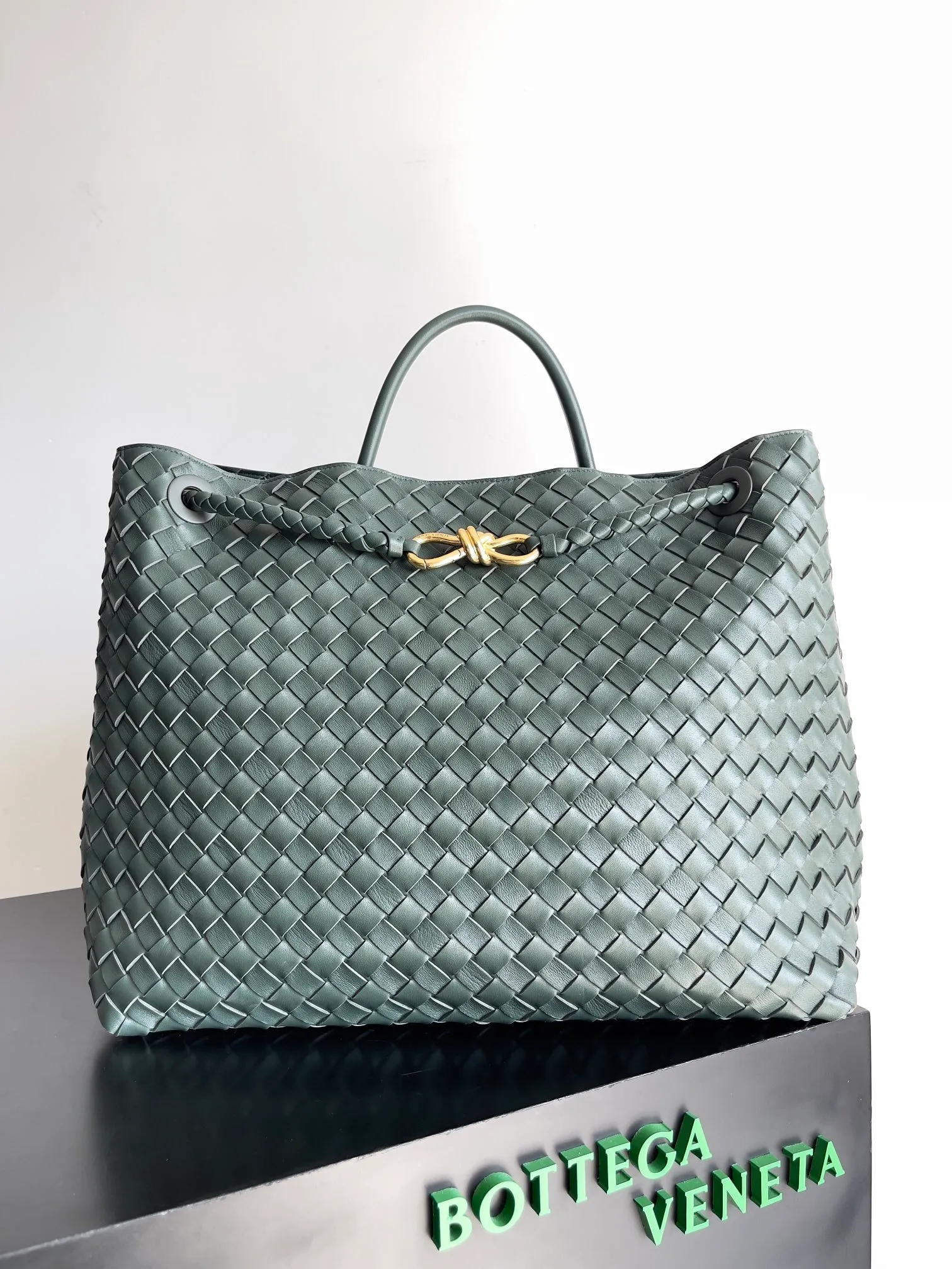 Batch 3760 Recently, the same style of bag that celebrities love is both high-end and practical. Michelle Yeoh, Kim Namjoon, Jing Boran, Tong Liya, Sun Qian, Wu Qianyu, Du Juan, Ma Yili and Bai Baihe are all carrying Bottega Veneta summer series Andiamo handbags. Andiamo has a simple structure and rounded lines. The whole piece is made of Nappa leather. It is comfortable, soft and dynamic. It adds interest to daily life and can be easily matched with various styles. Andiamo handbags are available in three sizes: small, medium and large. There are many colors to choose from, which can meet different needs. You can really carry it whether it is daily or attending events. Style number: 743575 Size: 45*22*34 including handle height 44cm